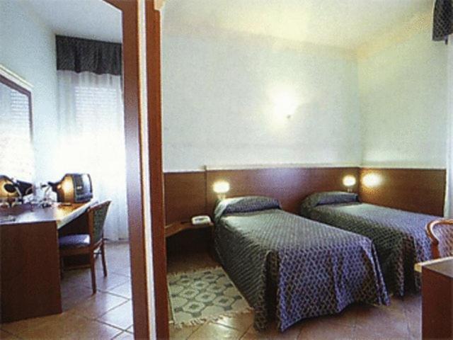 Hotel La Maddalena Quattro Castella Rum bild