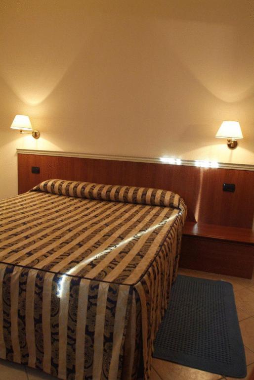 Hotel La Maddalena Quattro Castella Rum bild