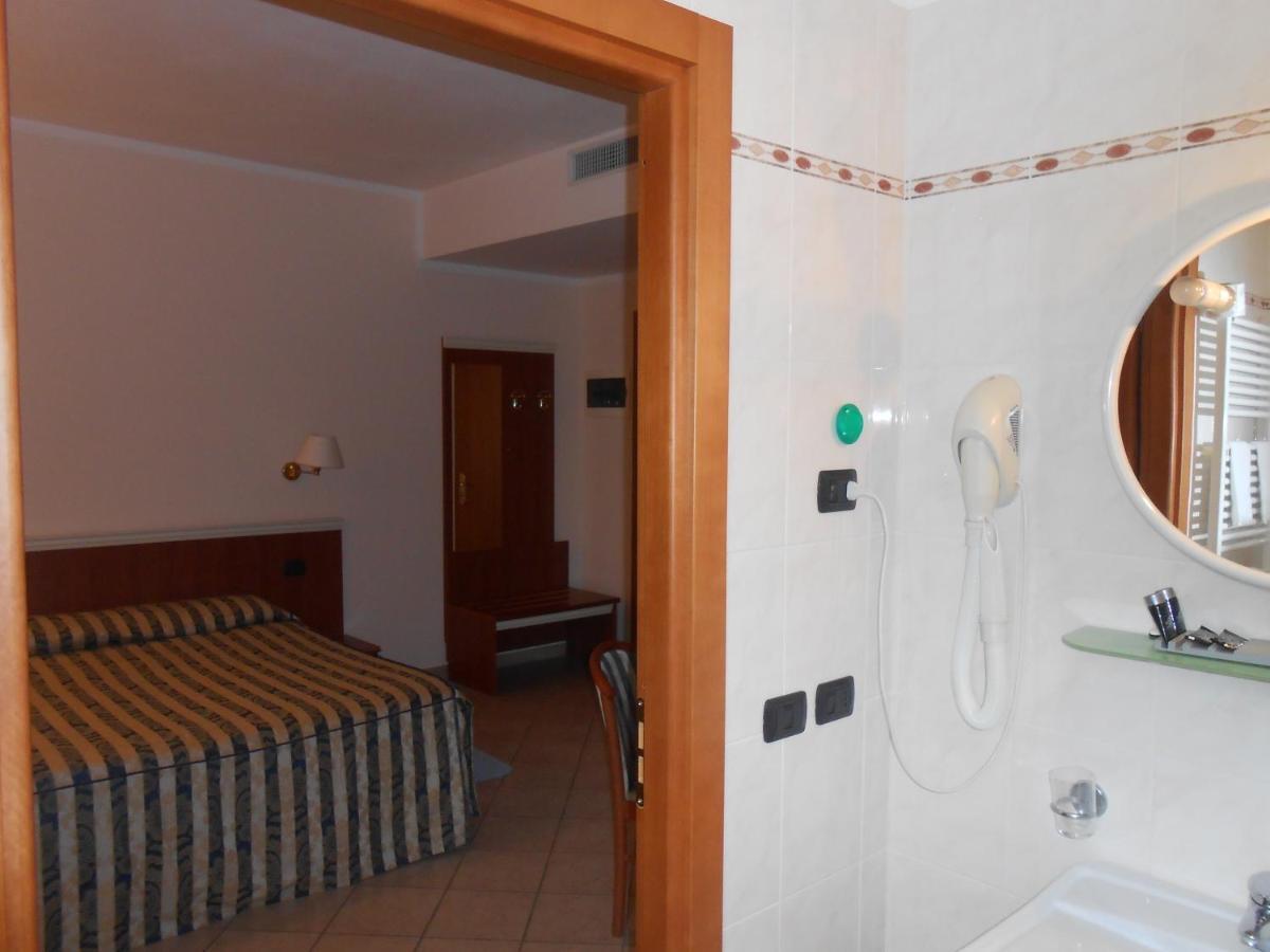 Hotel La Maddalena Quattro Castella Exteriör bild